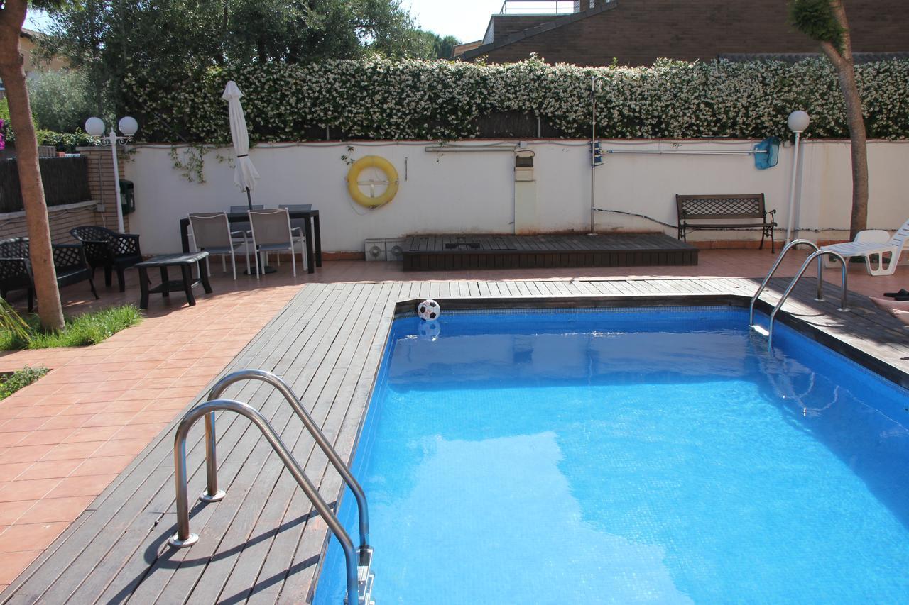 Apartamentos Caru Castelldefels Exterior foto